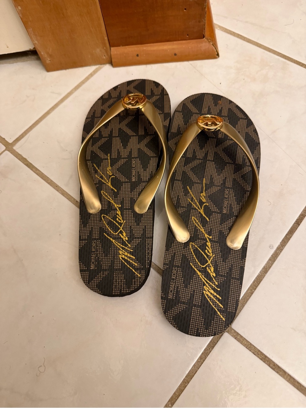 Michael Kors Brown Monogram Flip Flops with Gold Straps Women’s size 7 - Picture 3 of 4